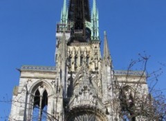 Fonds d'cran Constructions et architecture le ct de la cathdrale sous un ciel bleu parfait