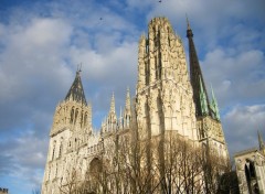 Wallpapers Constructions and architecture la cathdrale sous un ciel bleu survol par deux oiseaux