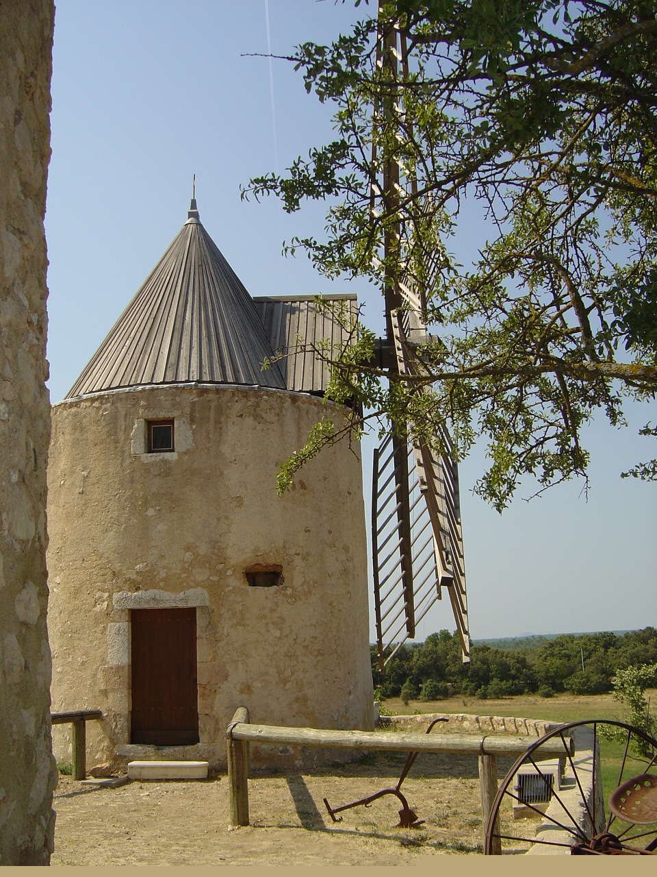 Fonds d'cran Constructions et architecture Moulins - Eoliennes Moulin en Provence