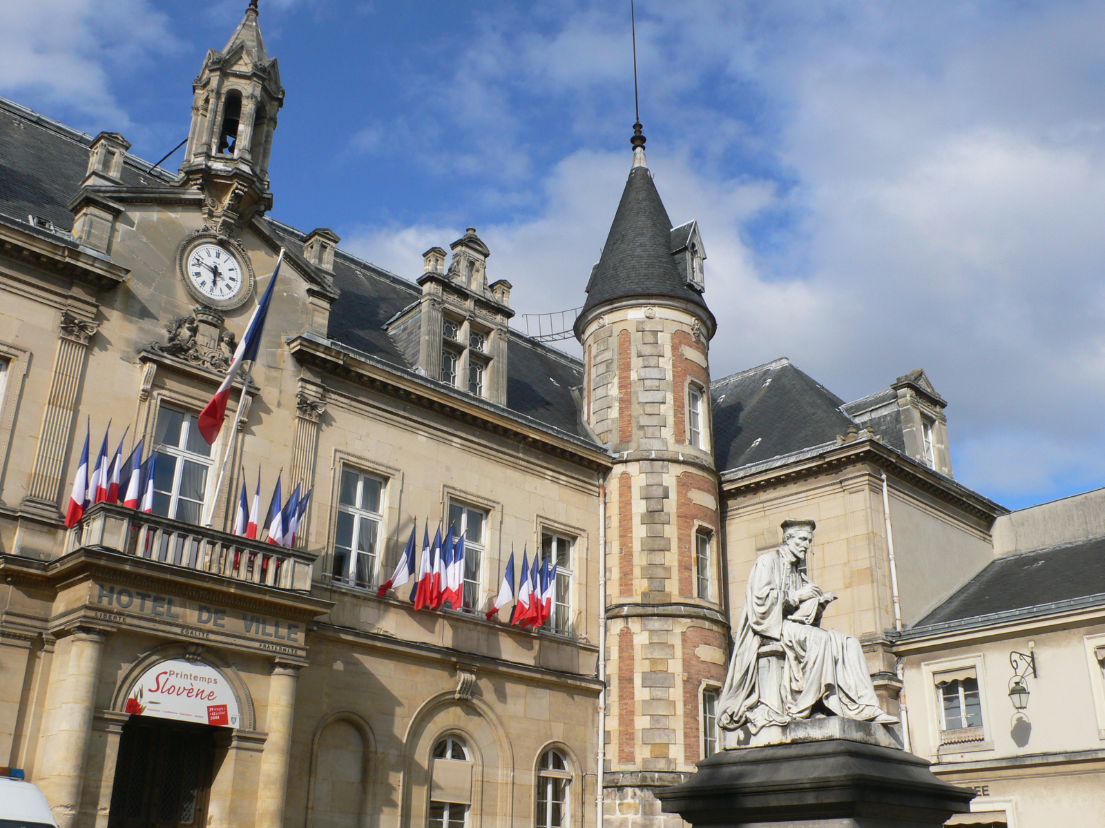 Fonds d'cran Constructions et architecture Btiments administratifs Mairie de Melun et la statue de Jacques Amyot