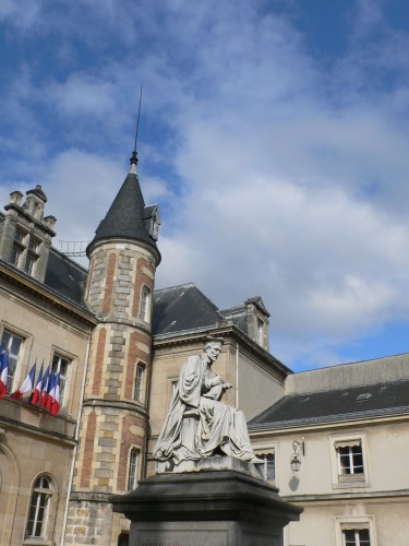 Wallpapers Constructions and architecture Buildings Un des 2 donjons de la mairie de Melun et la statue de Jacques Amyot