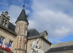 Fonds d'cran Constructions et architecture Un des 2 donjons de la mairie de Melun et la statue de Jacques Amyot