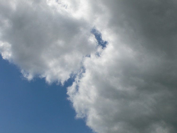 Fonds d'cran Nature Ciel - Nuages Qui gagnera : le bleu, le gris ou le blanc ?