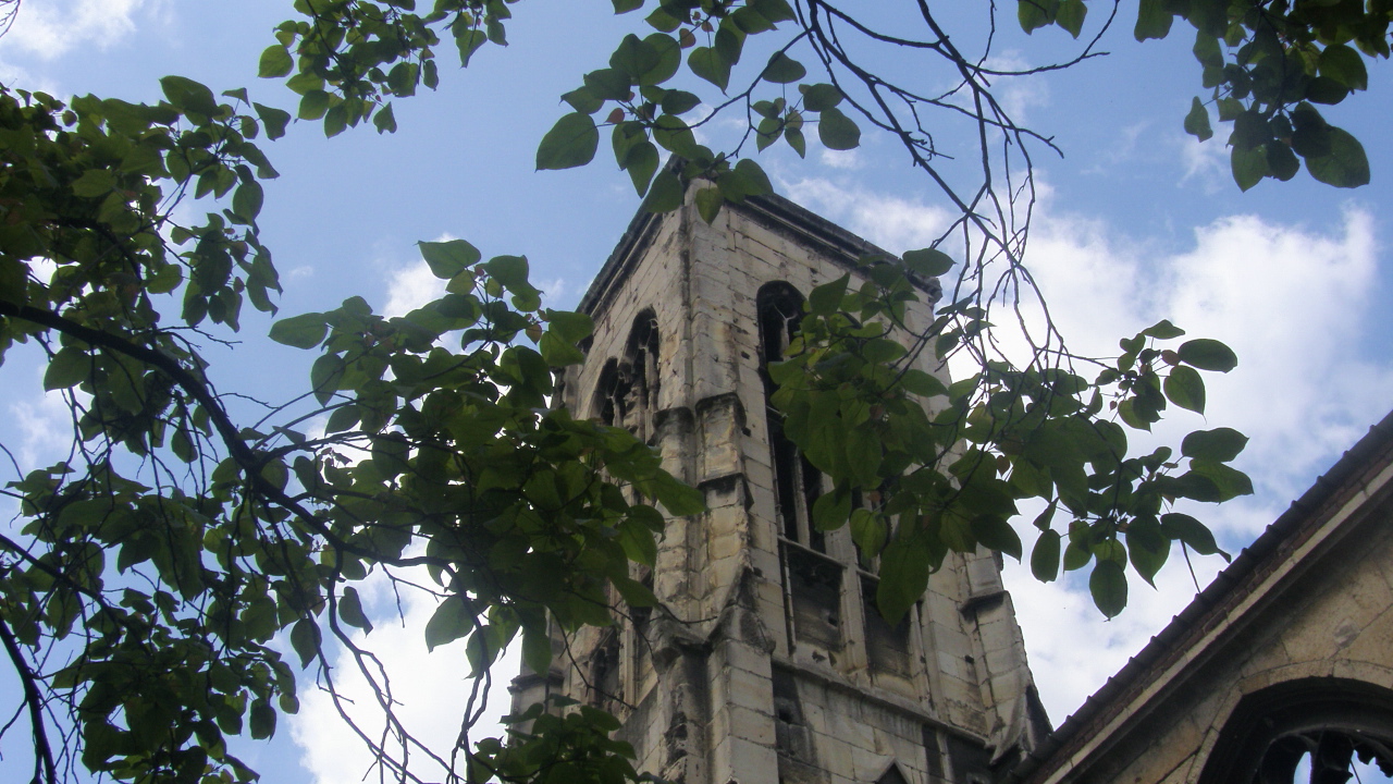 Fonds d'cran Constructions et architecture Edifices Religieux la tour camille Saint Saens et les arbres