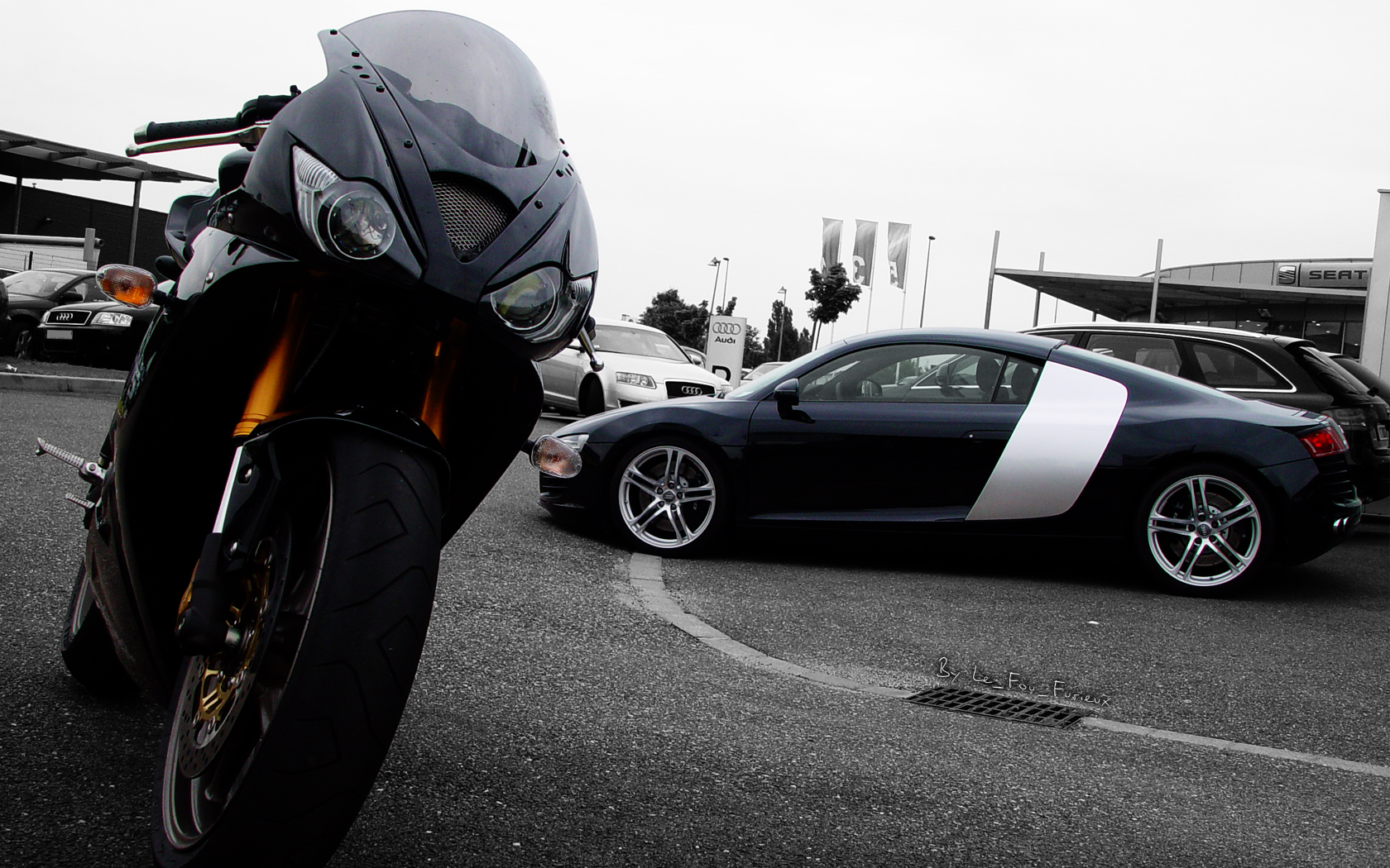 Fonds d'cran Voitures Audi WIDE - R8 VS Triumph 675 Triple