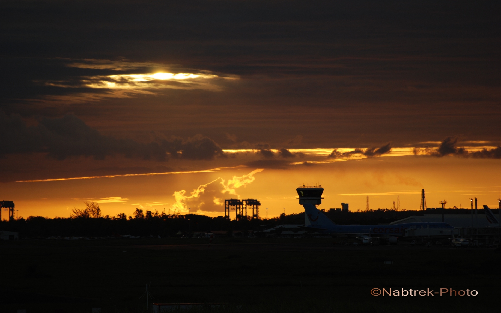 Fonds d'cran Nature Ciel - Nuages Coucher Soleil sur l'aeroport Fort de France