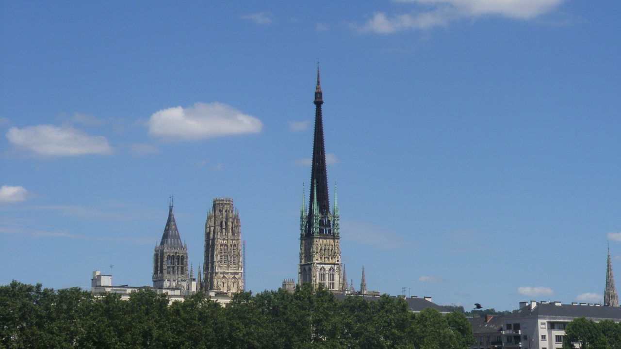 Wallpapers Constructions and architecture Religious Buildings la cathdrale de Rouen dans l'azur