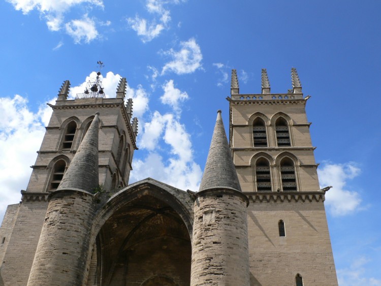 Wallpapers Constructions and architecture Religious Buildings Cathdrale St Pierre  l'allure d'une forteresse mdivale