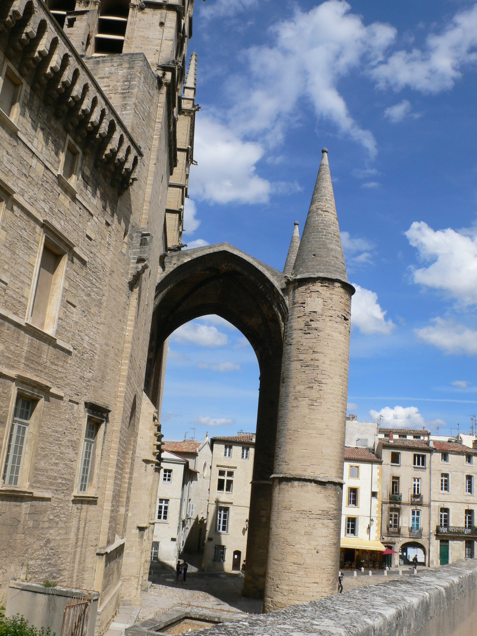 Fonds d'cran Constructions et architecture Edifices Religieux Profil lgant de l'entre de la massive cathdrale St Pierre