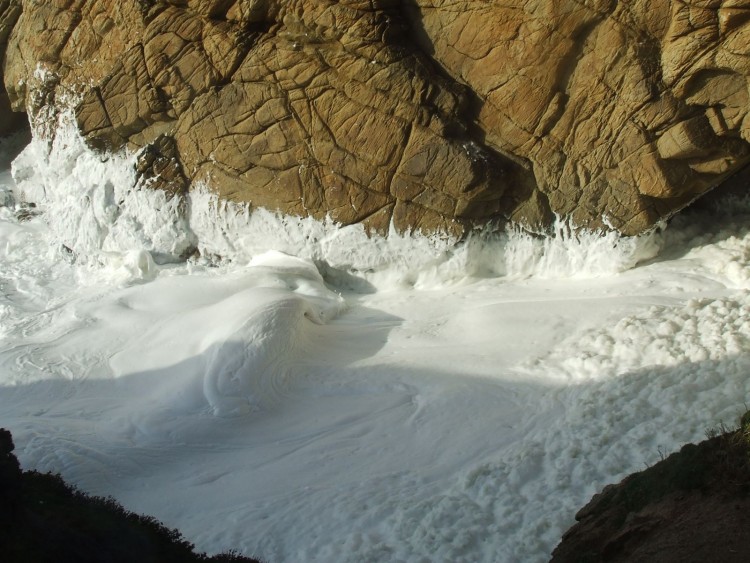 Fonds d'cran Nature Mers - Ocans - Plages Ecume cote sauvage