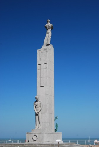 Fonds d'cran Voyages : Europe Belgique Statue prs de la plage d'Ostende