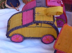 Wallpapers Objects Artisanat malgache : une 2CV peut mme servir de sac !