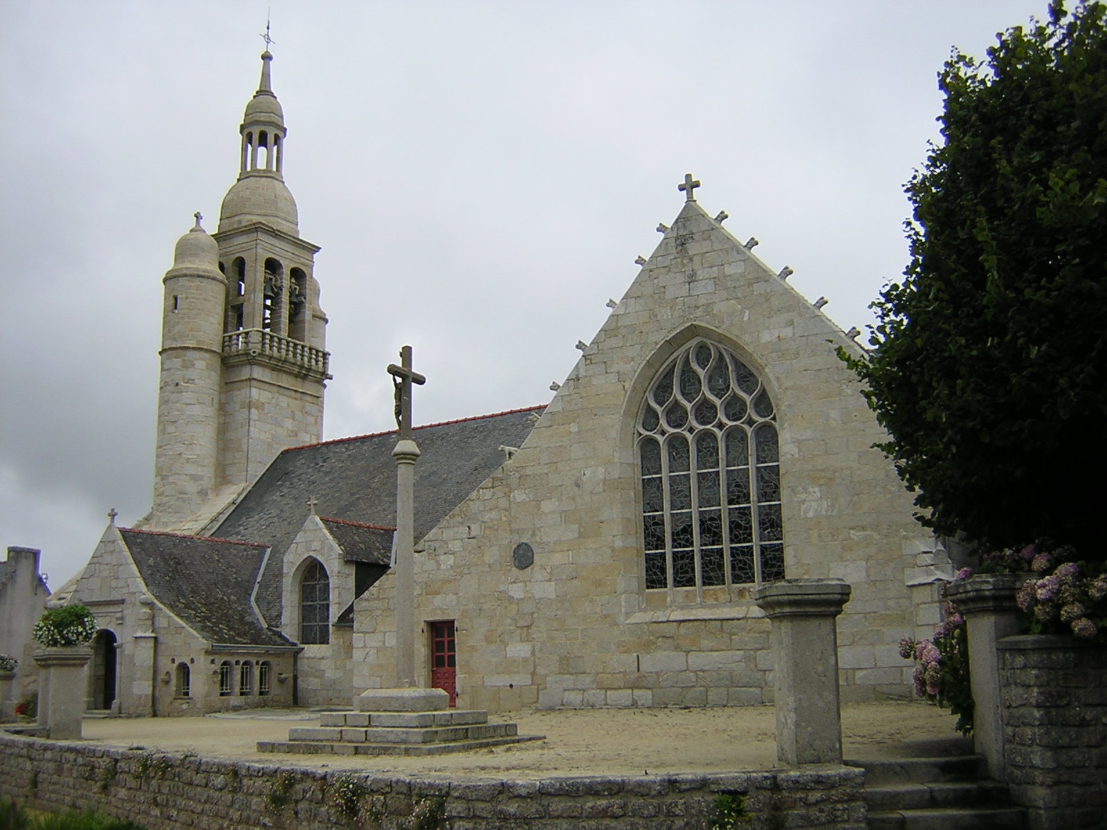 Fonds d'cran Constructions et architecture Edifices Religieux Eglise de COMBRIS (Bretagne)