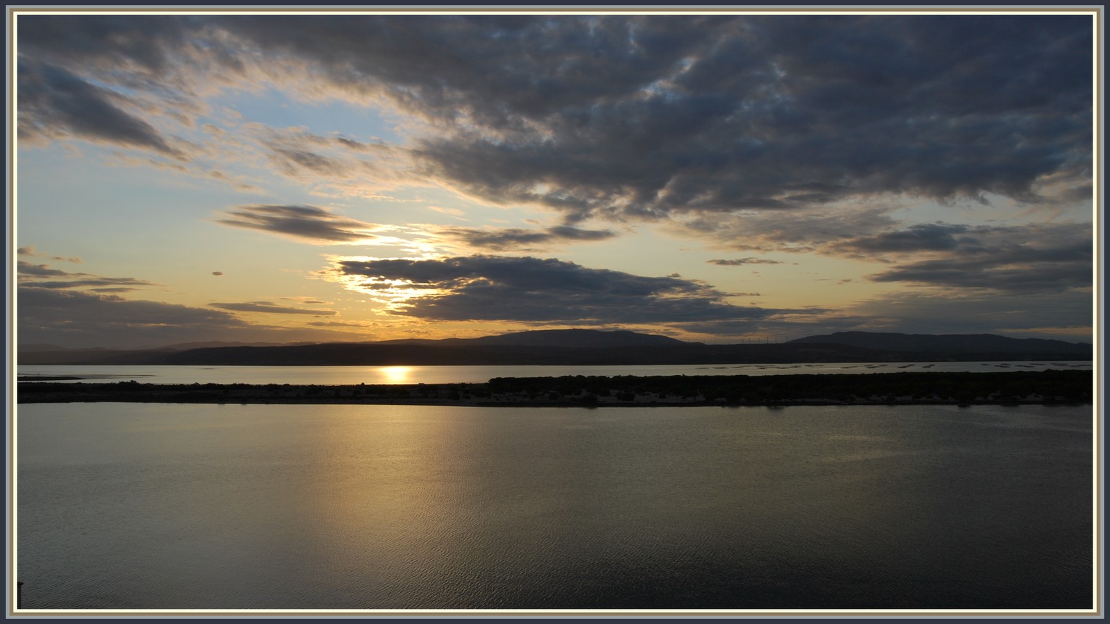 Fonds d'cran Nature Couchers et levers de Soleil Coucher de soleil sur l'tang