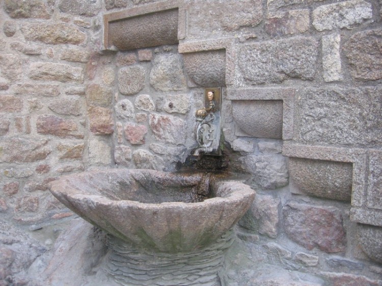 Fonds d'cran Constructions et architecture Fontaines - Jets d'eau Une fontaine du Mont st Michel...