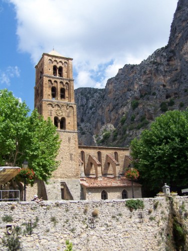 Fonds d'cran Constructions et architecture Edifices Religieux Eglise de Moustiers Sainte Marie