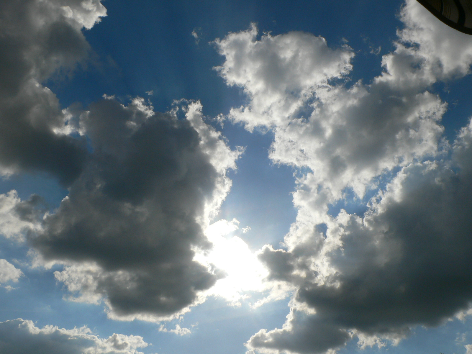 Fonds d'cran Nature Ciel - Nuages Le soleil essaie de se faire une petite place !