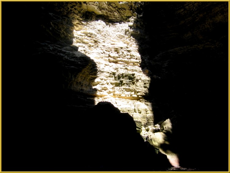 Fonds d'cran Nature Cavernes - Grottes ombre d'une grotte corse