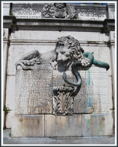 Fonds d'cran Constructions et architecture Fontaines - Jets d'eau La Fontaine du Lion  Grenoble (Isre)