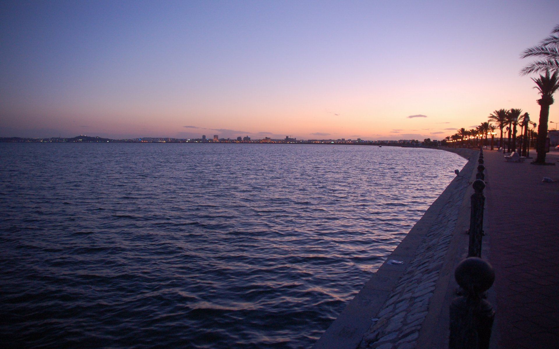 Fonds d'cran Voyages : Afrique Tunisie Les Berges du lac de Tunis (Tunisie)