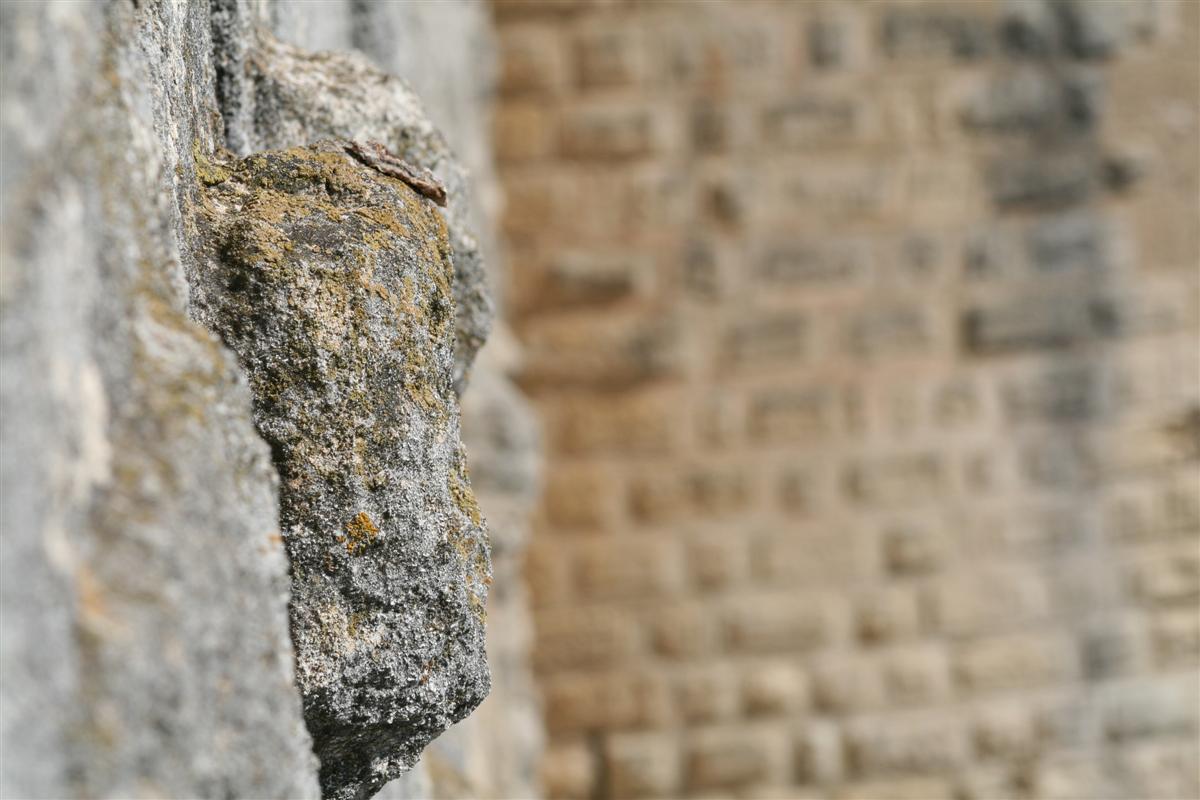 Fonds d'cran Constructions et architecture Constructions diverses Pierre sur un mur d'enceinte