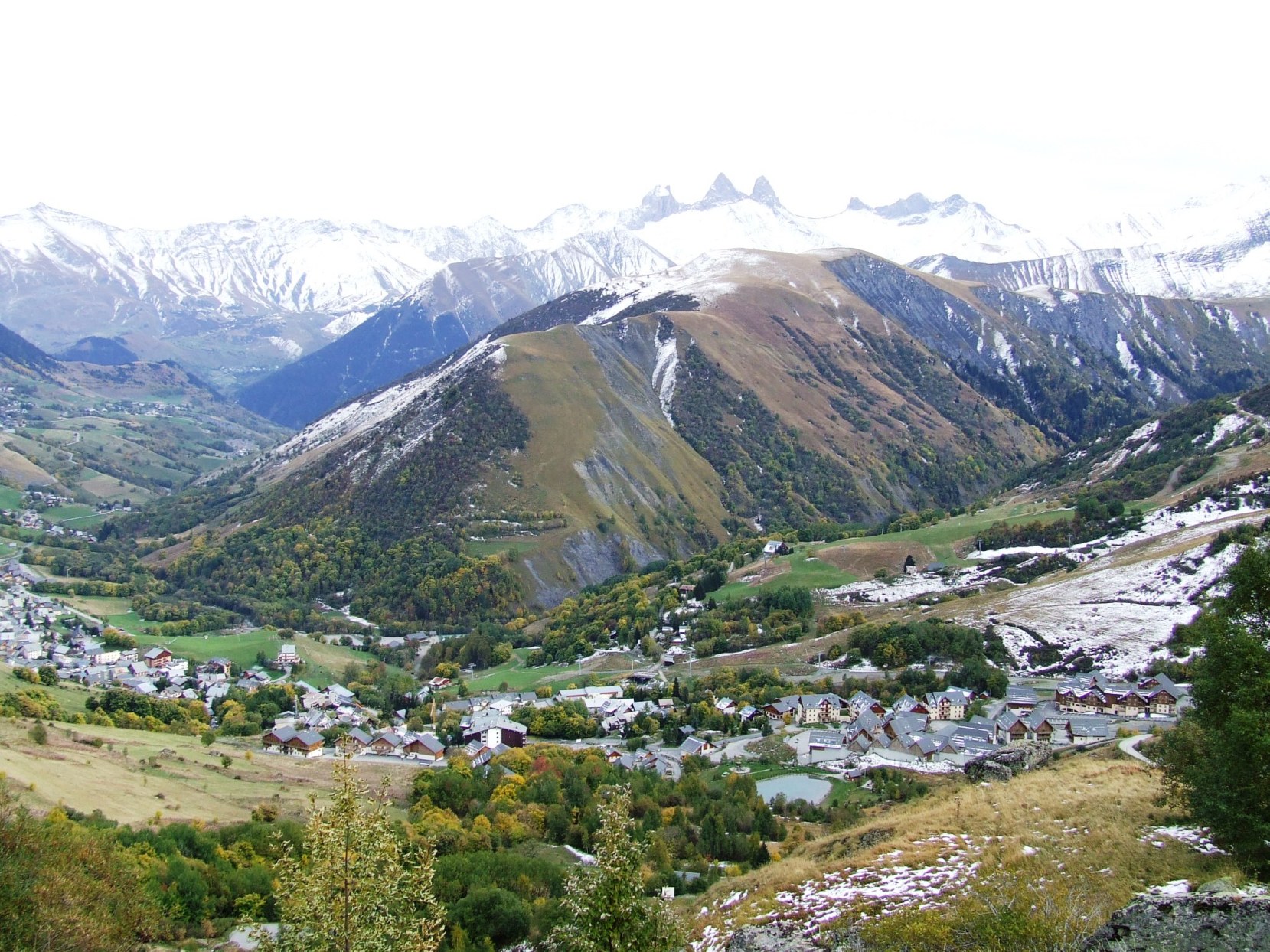 Wallpapers Nature Mountains LE VILLAGE ET LES AIGUILLES D'ARVES