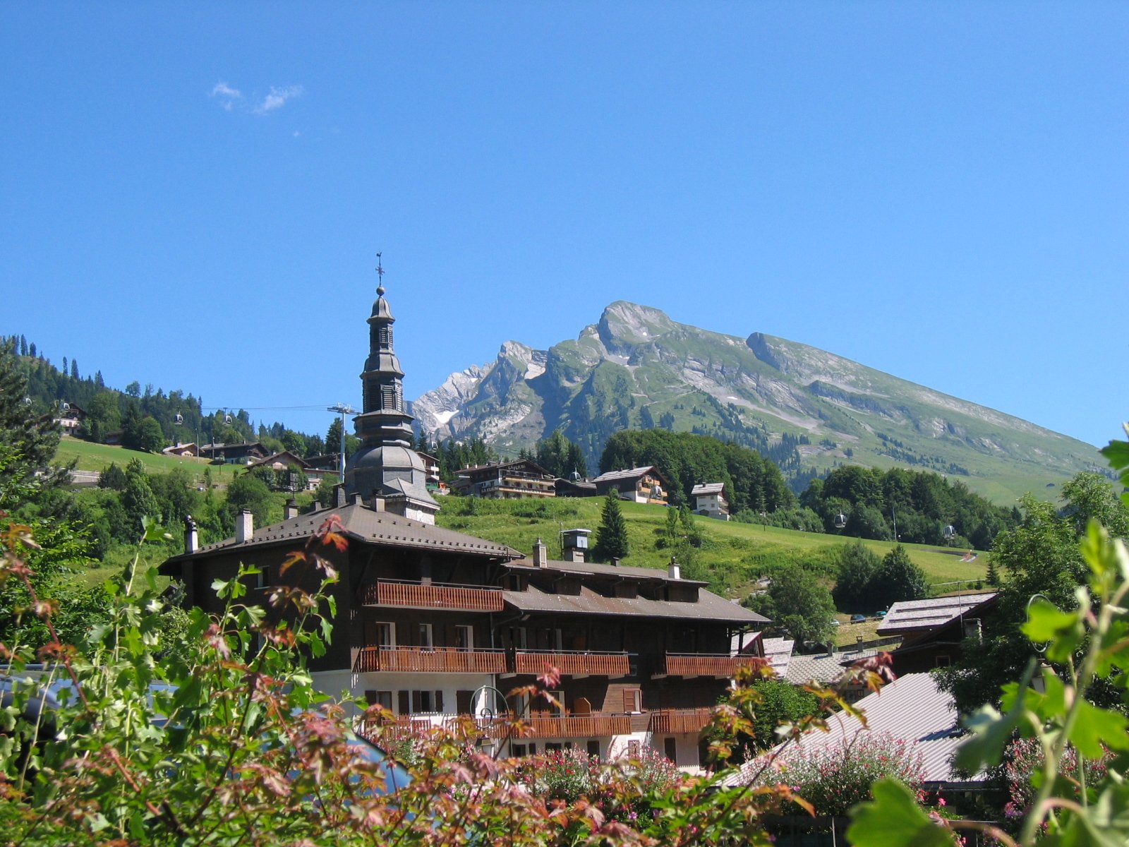 Fonds d'cran Voyages : Europe France > Provence-Alpes-Cte d'Azur Panorama station La Clusaz