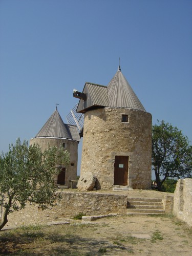 Fonds d'cran Constructions et architecture Moulins - Eoliennes Moulin de Rgusse (Var)