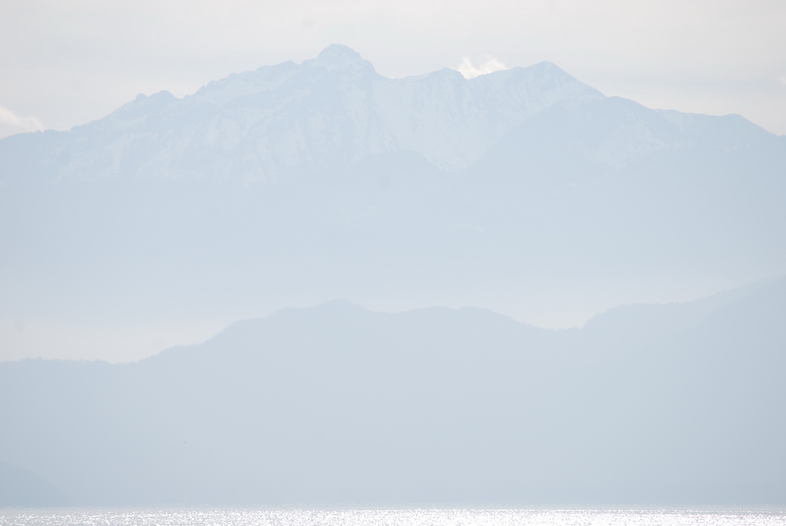 Fonds d'cran Nature Montagnes Neige lointaine et brume