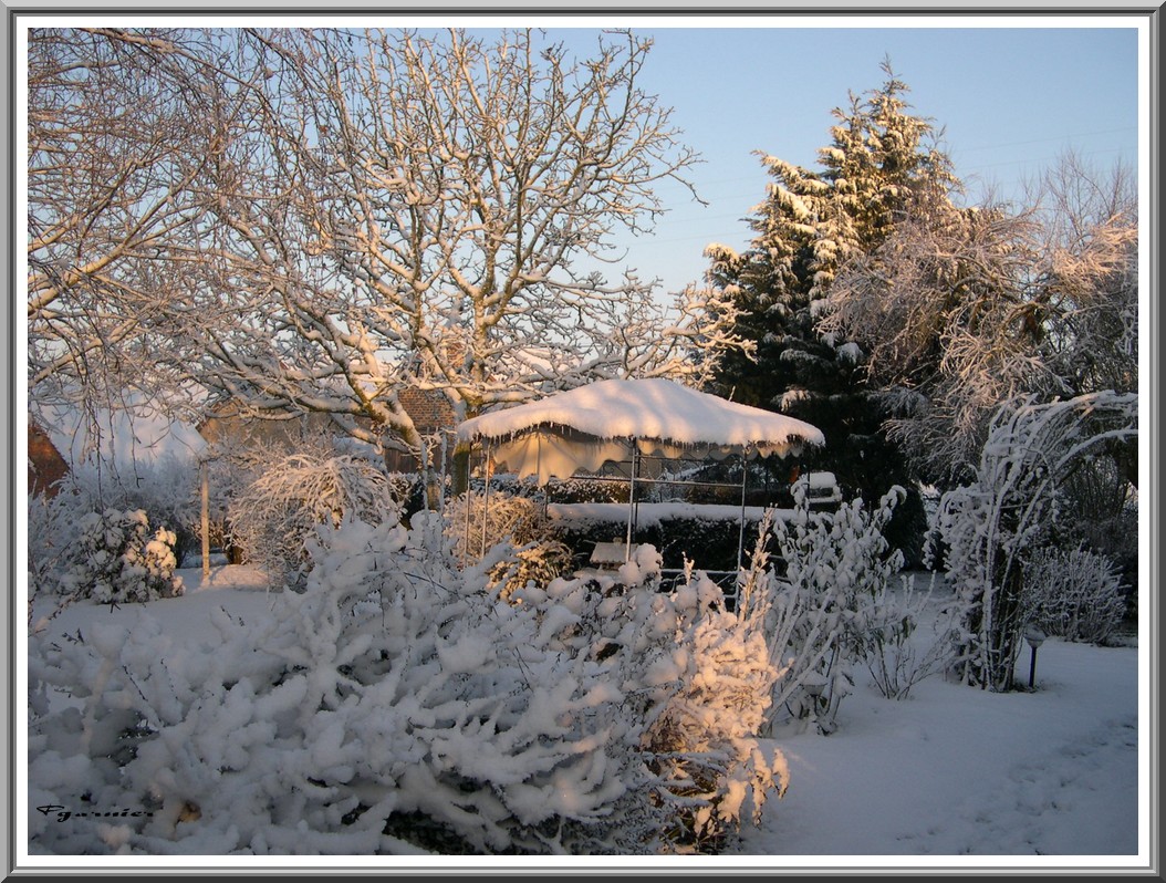 Fonds d'cran Nature Saisons - Hiver Jardin sous la neige