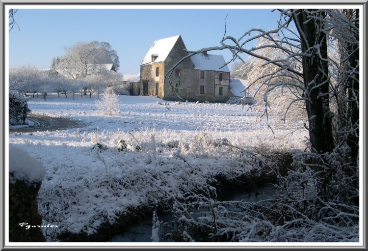 Fonds d'cran Nature Saisons - Hiver Trs vieille maison sous la neige