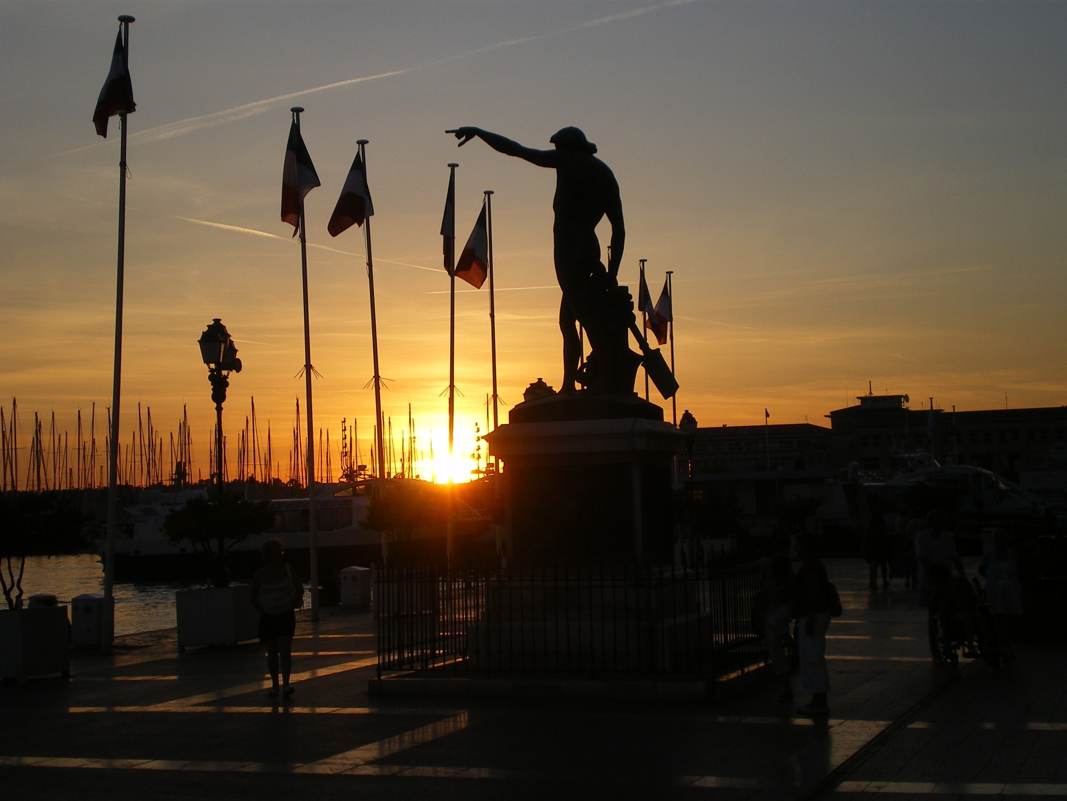 Fonds d'cran Constructions et architecture Ports - Quais Le soleil se couche sur le port de Toulon