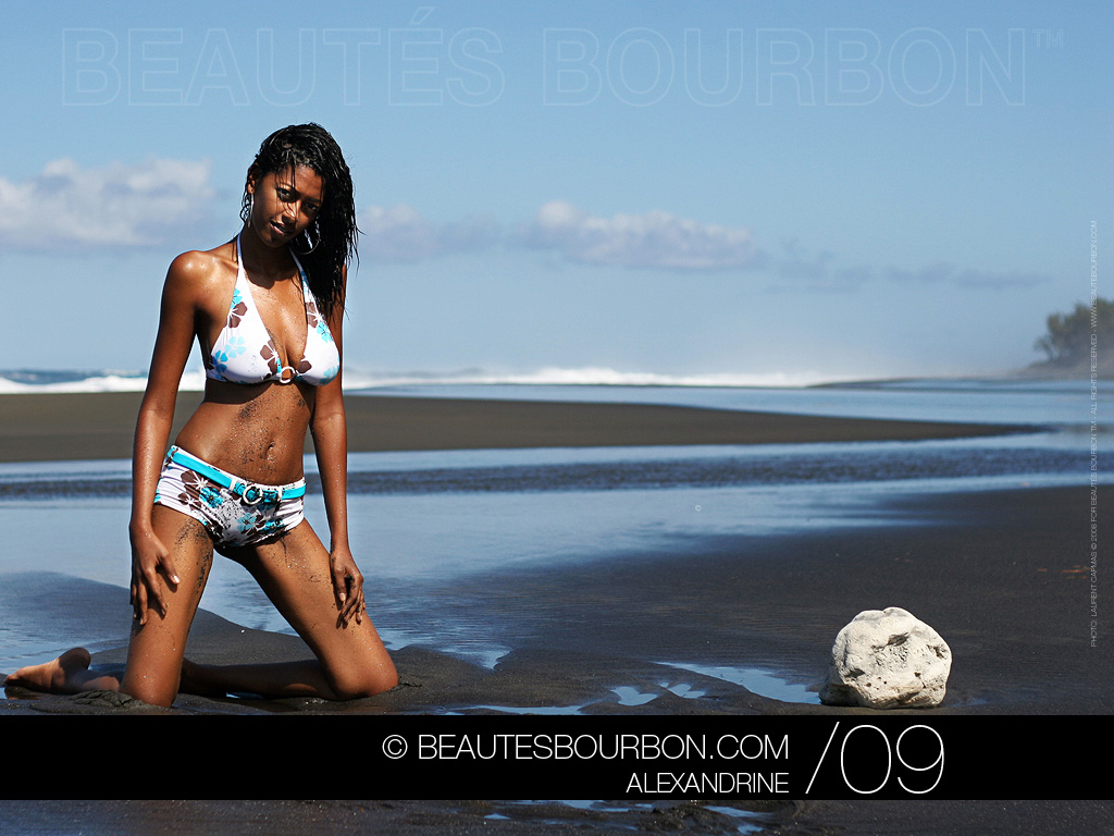 Wallpapers Celebrities Women Femmes Beautés Bourbon 2009 - Alexandrine