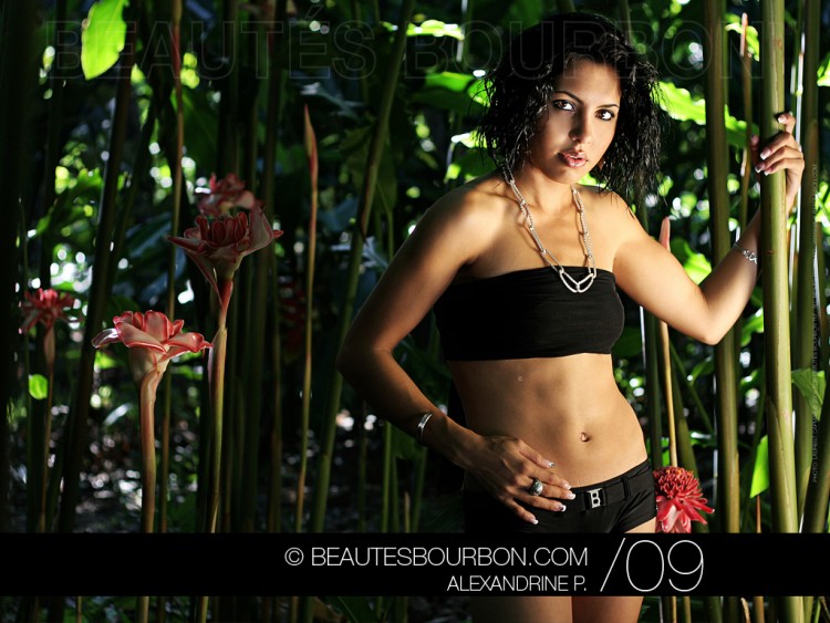 Wallpapers Celebrities Women Femmes Beauts Bourbon 2009 - Alexandrine P.