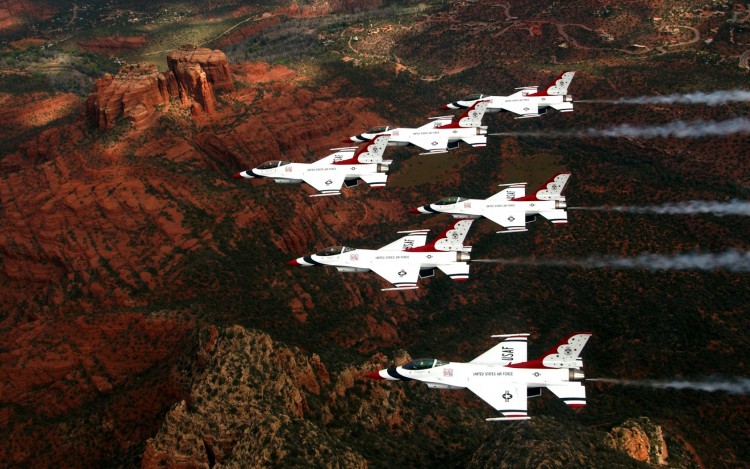 Fonds d'cran Avions Avions militaires F-16 Thunderbirds Over Sedona, Arizona.jpg