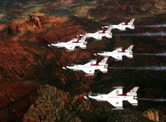 Fonds d'cran Avions F-16 Thunderbirds Over Sedona, Arizona.jpg