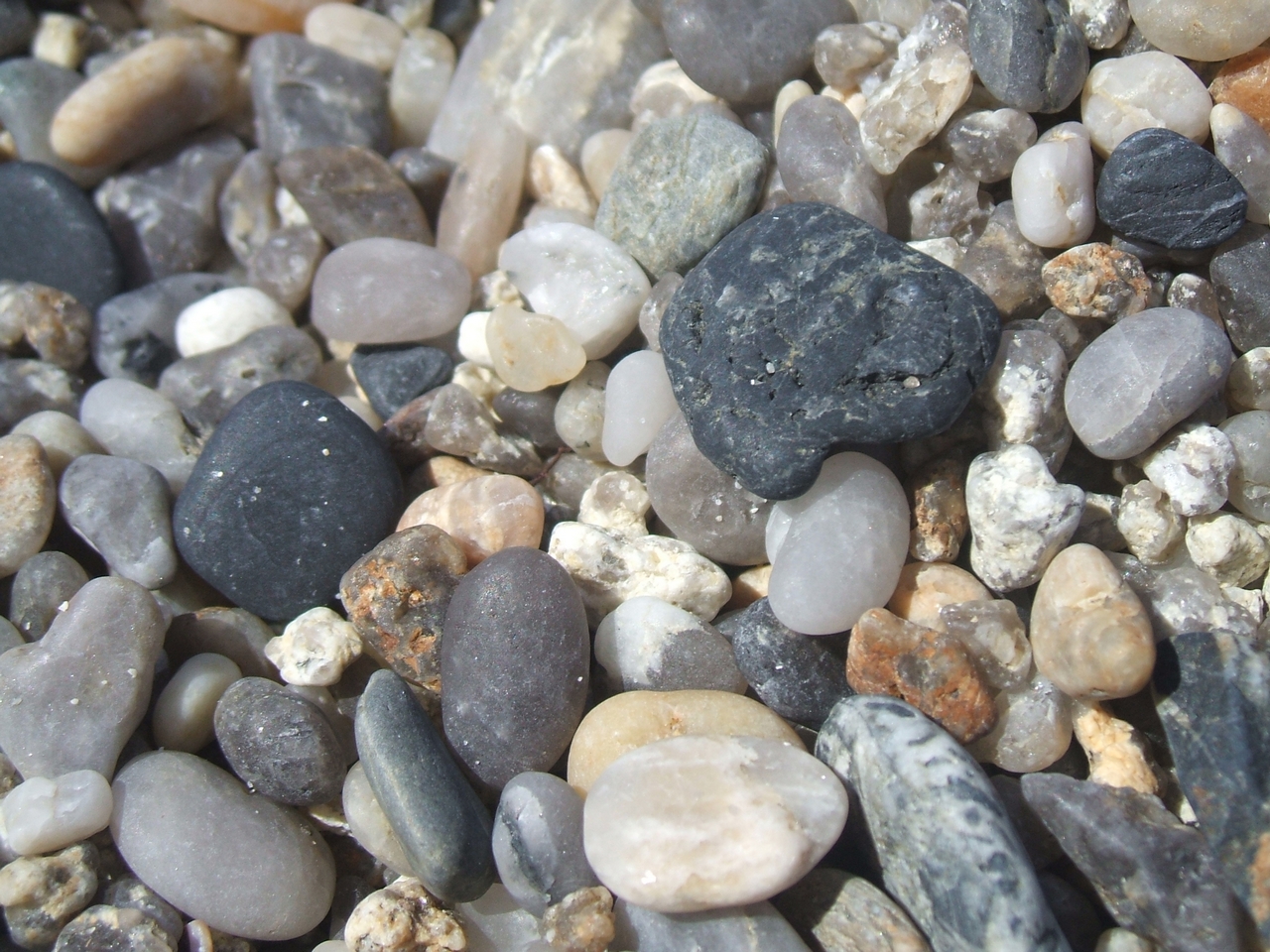 Fonds d'cran Nature Roches - Pierres - Sables Galets sur la plage