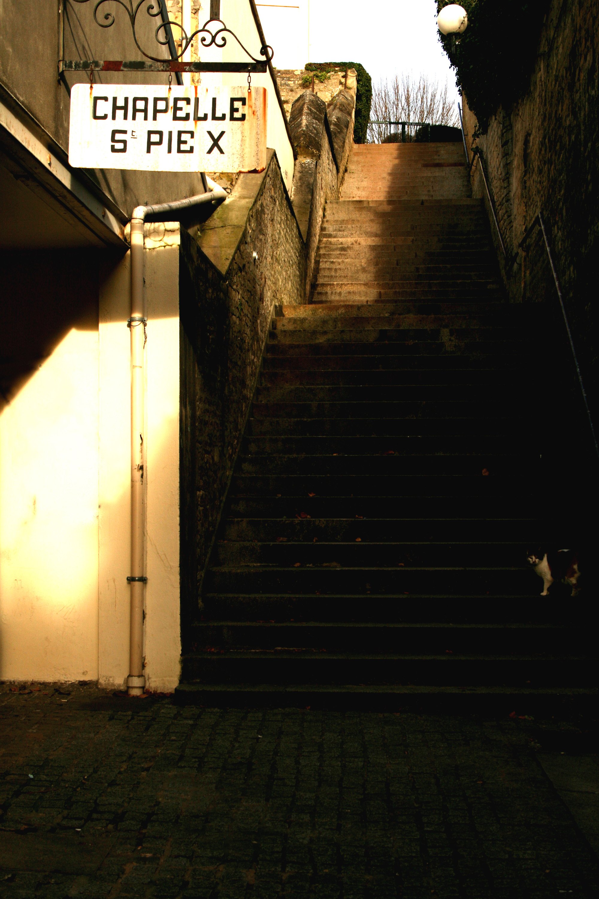 Fonds d'cran Constructions et architecture Rues - Ruelles Les entrailles de Caen : Ombre VS Lumire