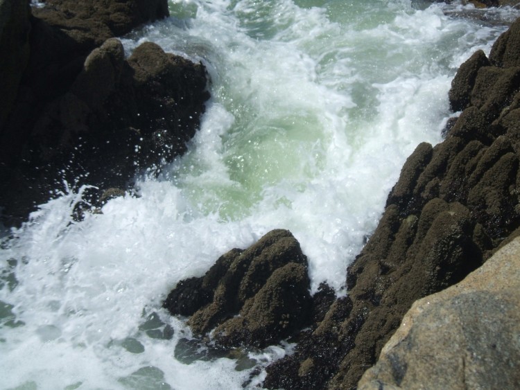 Fonds d'cran Nature Fleuves - Rivires - Torrents Arrive brutale sur les rochers