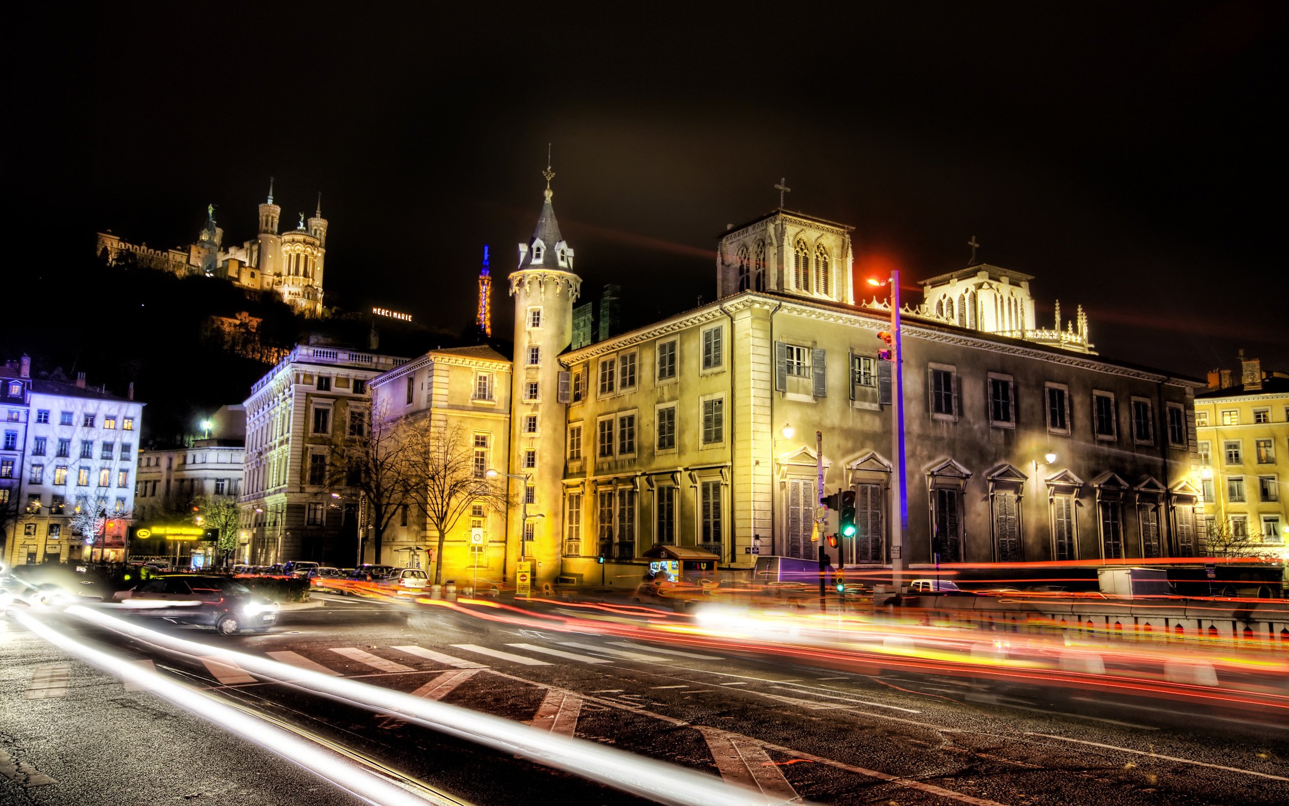 Fonds d'cran Constructions et architecture Villes - Villages Le Chateau de la Colline Sombre