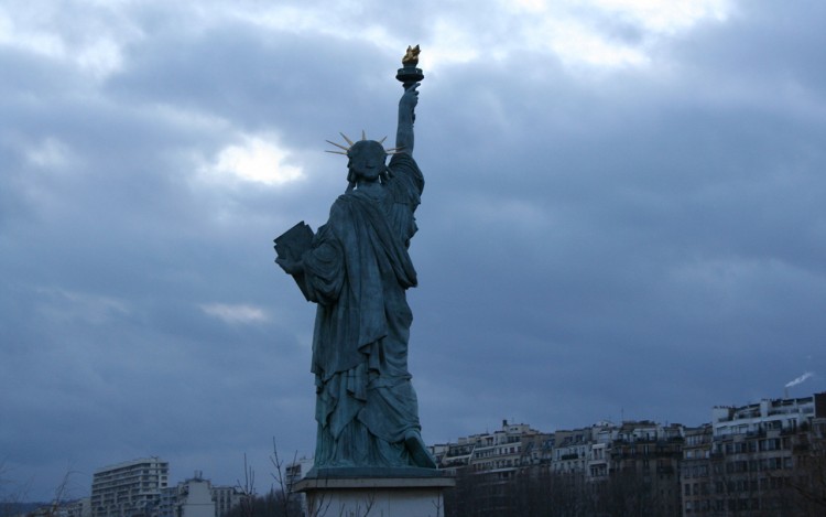 Fonds d'cran Voyages : Europe France > Ile-de-France > Paris Rplique de la statue de la libert a Paris