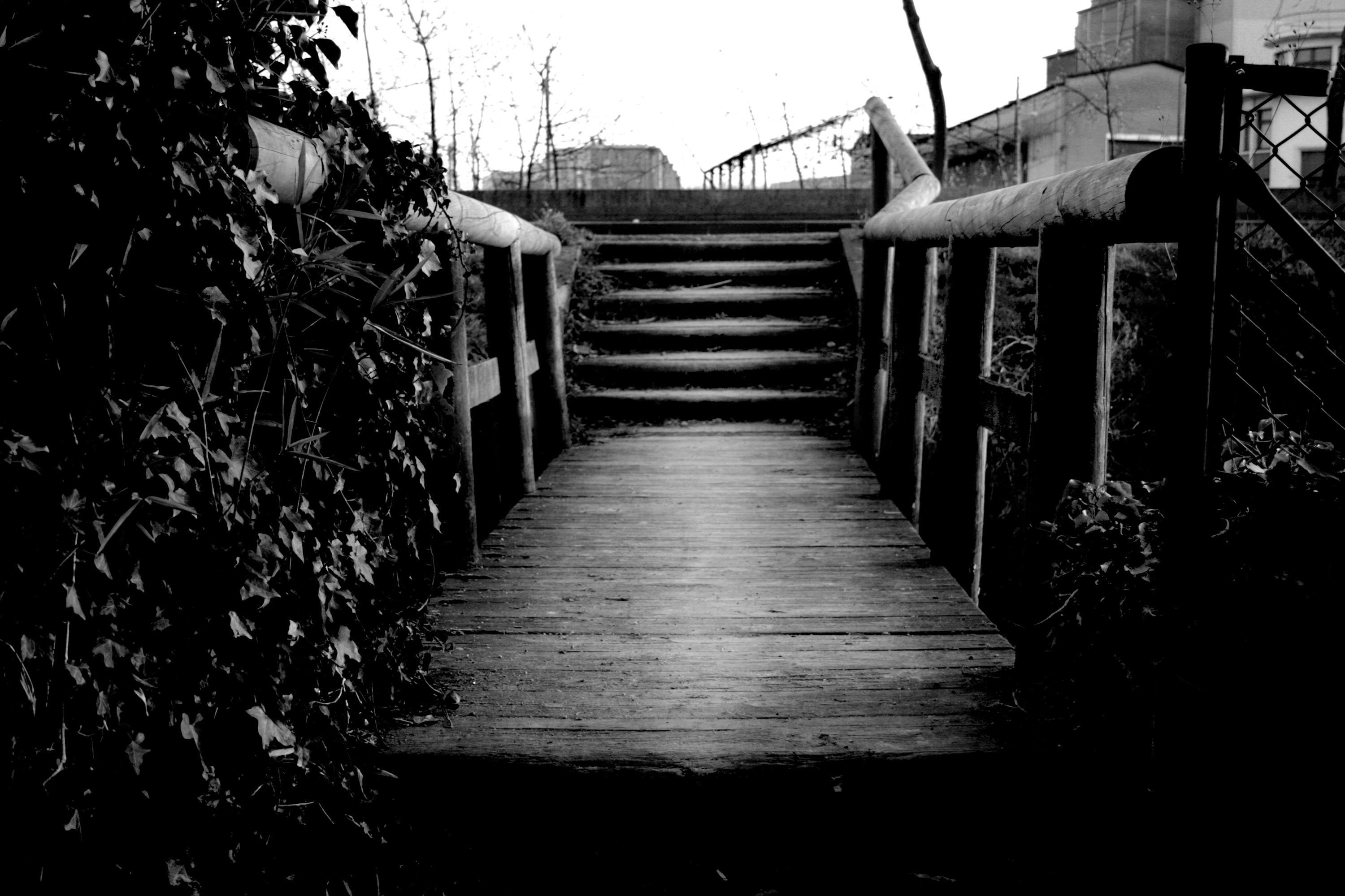 Fonds d'cran Constructions et architecture Ponts - Aqueducs Les entrailles de Caen : Au bout de la passerelle