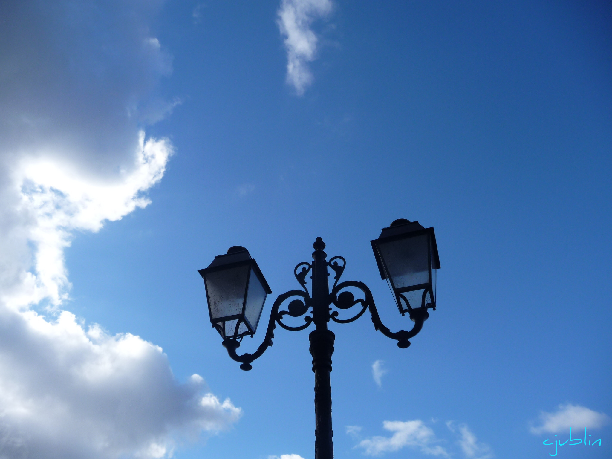 Fonds d'cran Nature Ciel - Nuages des lampadaires dans l'azur