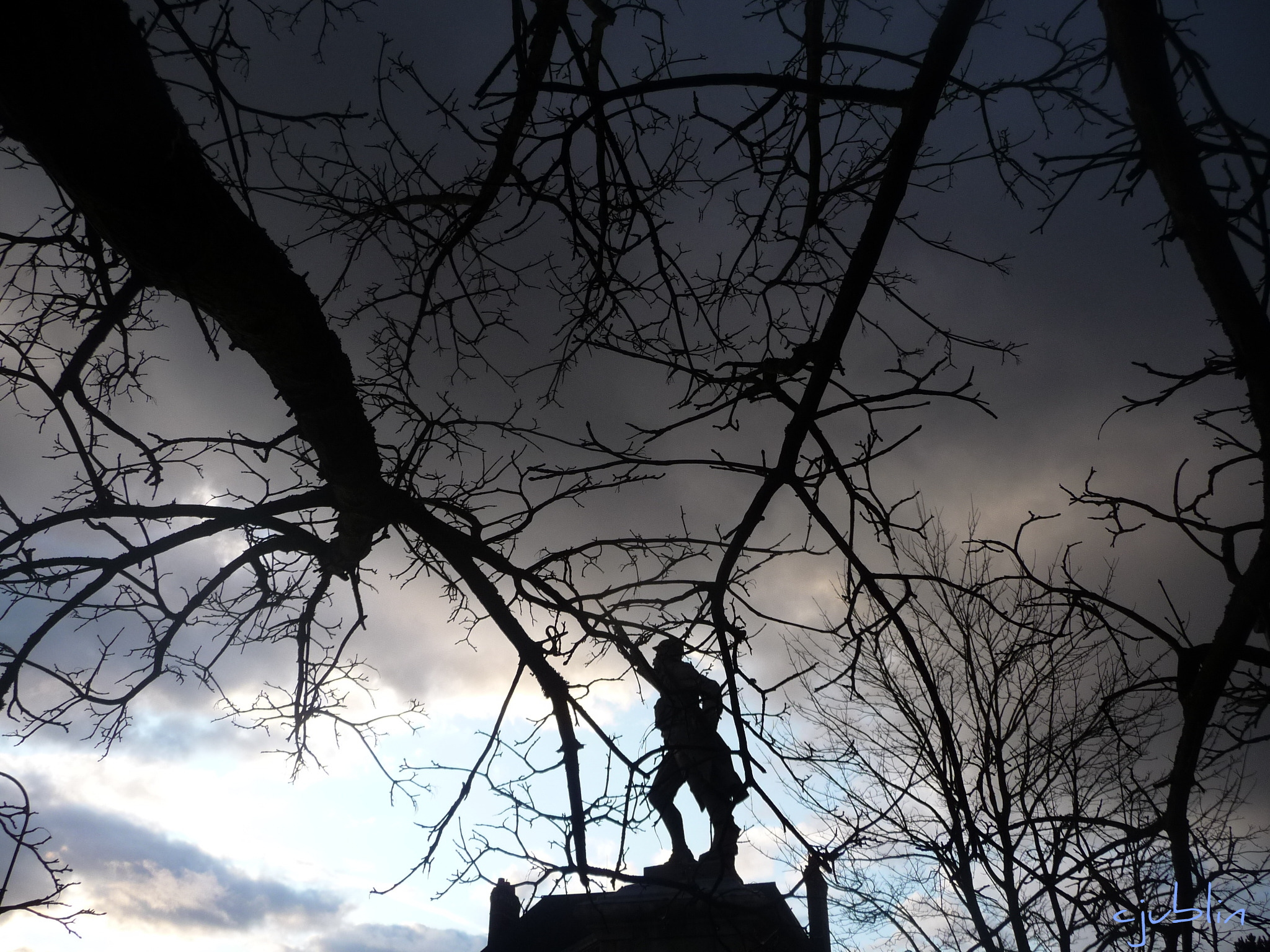 Fonds d'cran Constructions et architecture Statues - Monuments perdu dans les nuages