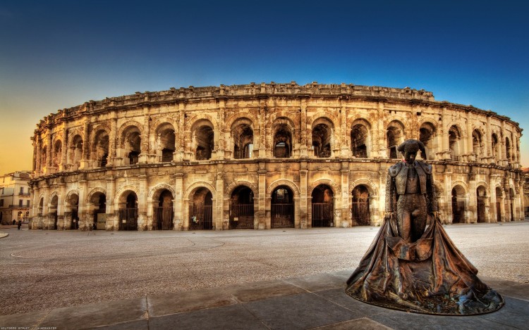 Fonds d'cran Constructions et architecture Statues - Monuments Torero devant sa scne