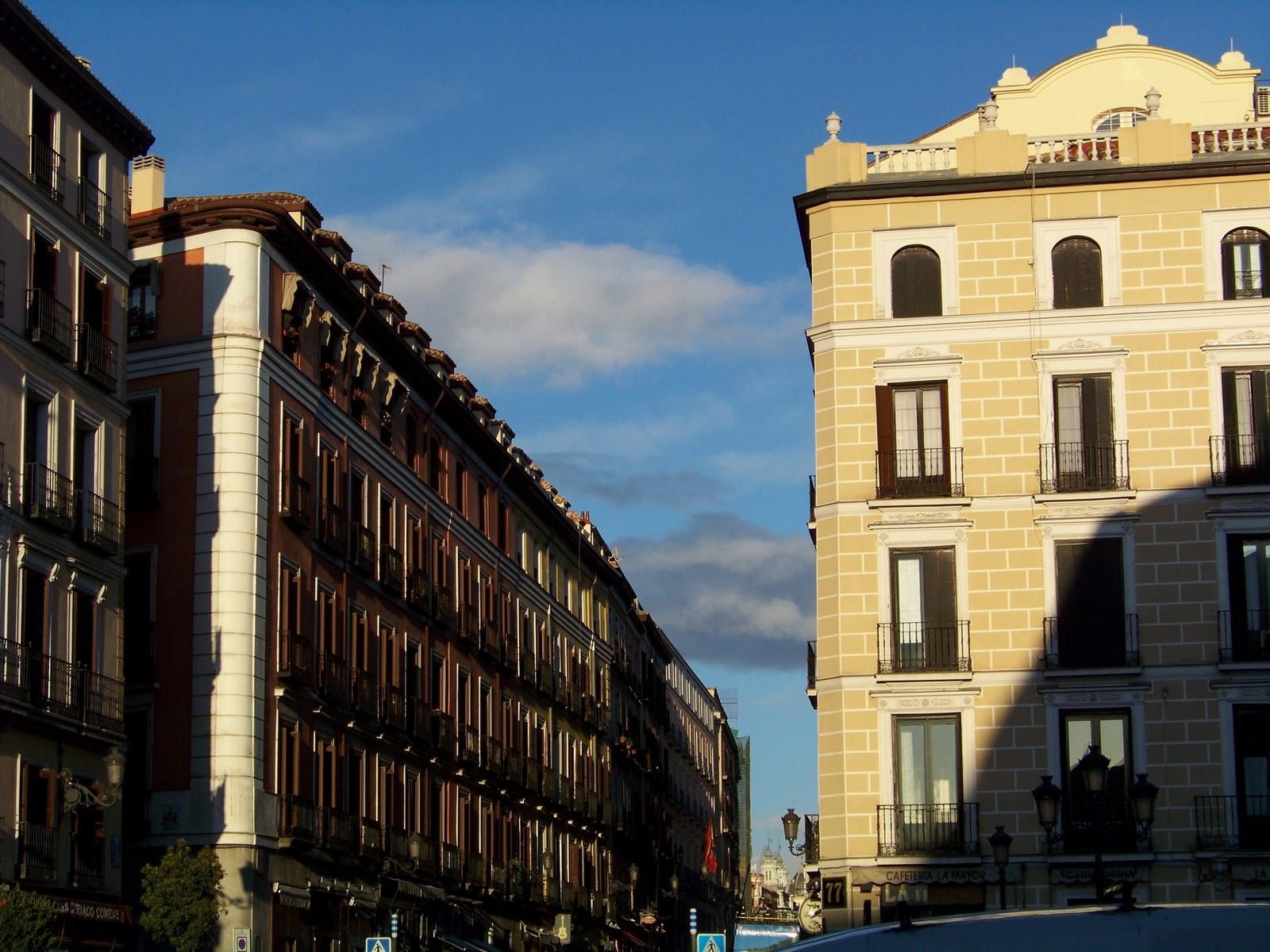 Wallpapers Constructions and architecture Streets Des lumires et des ombres dans le soir. Madrid