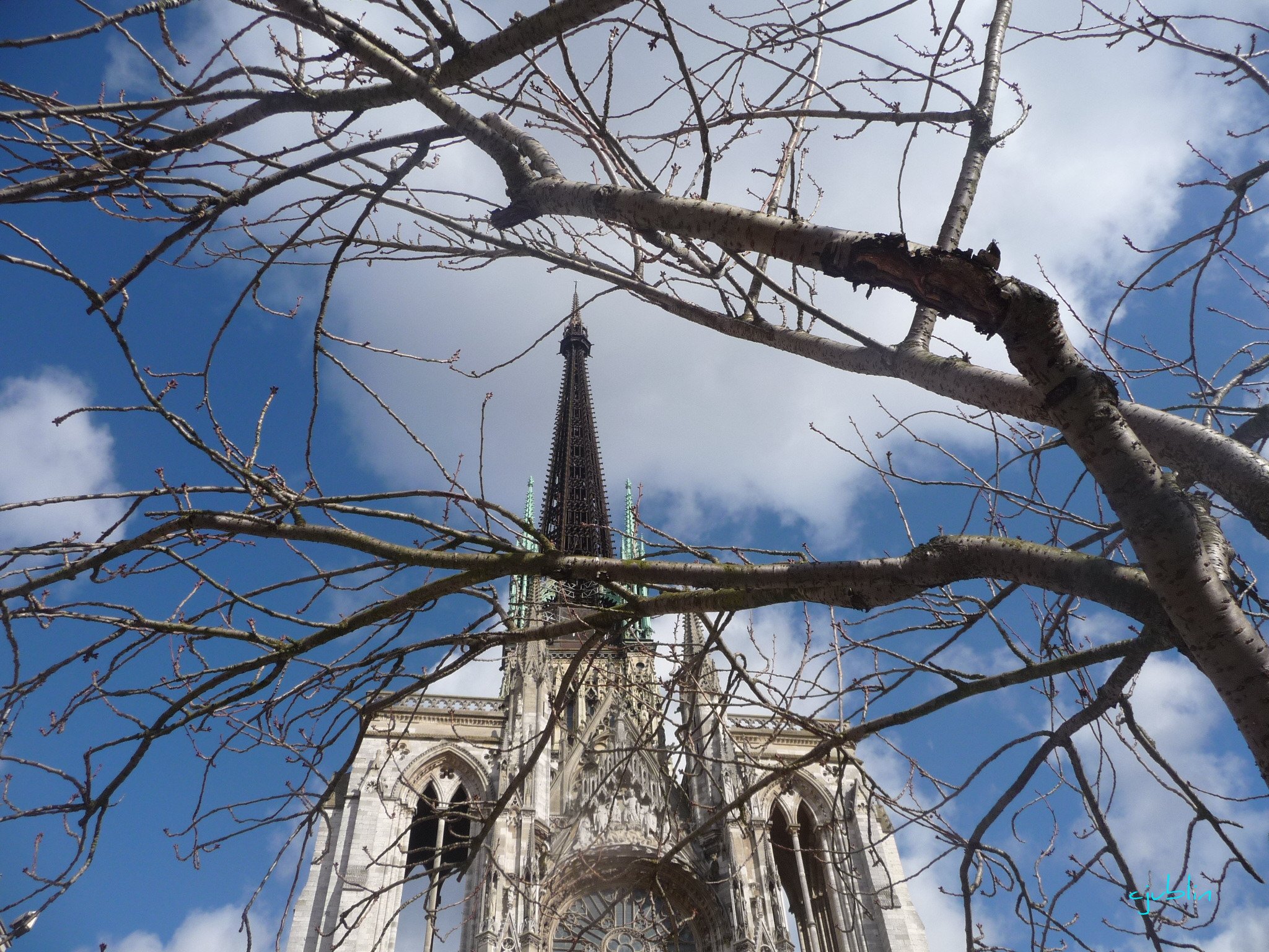 Wallpapers Constructions and architecture Religious Buildings un clocher dans les nuages