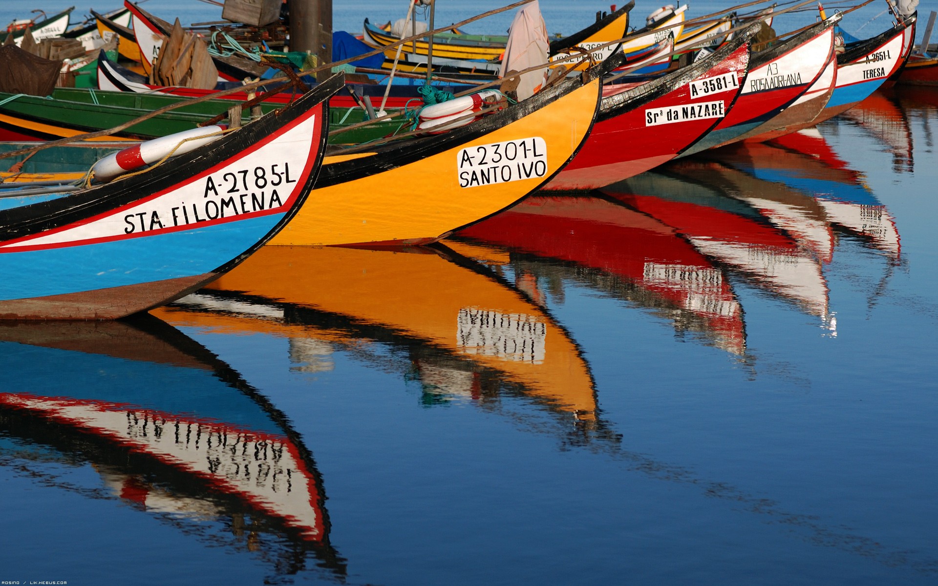 Wallpapers Boats Small Boats - Canoes Couleurs sur l'eau