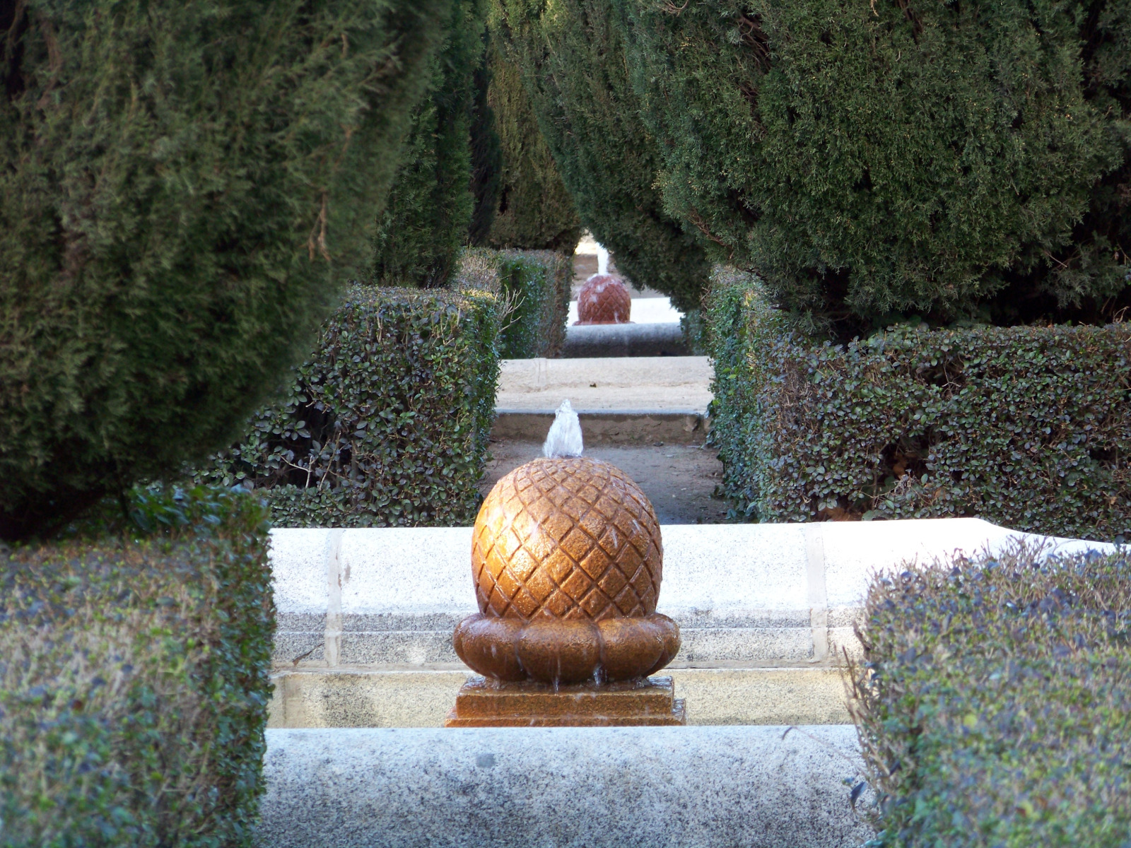 Wallpapers Constructions and architecture Fountains - Water Jets Des petites sources caches entre les arbustes. Jardins de Sabatini, Madrid