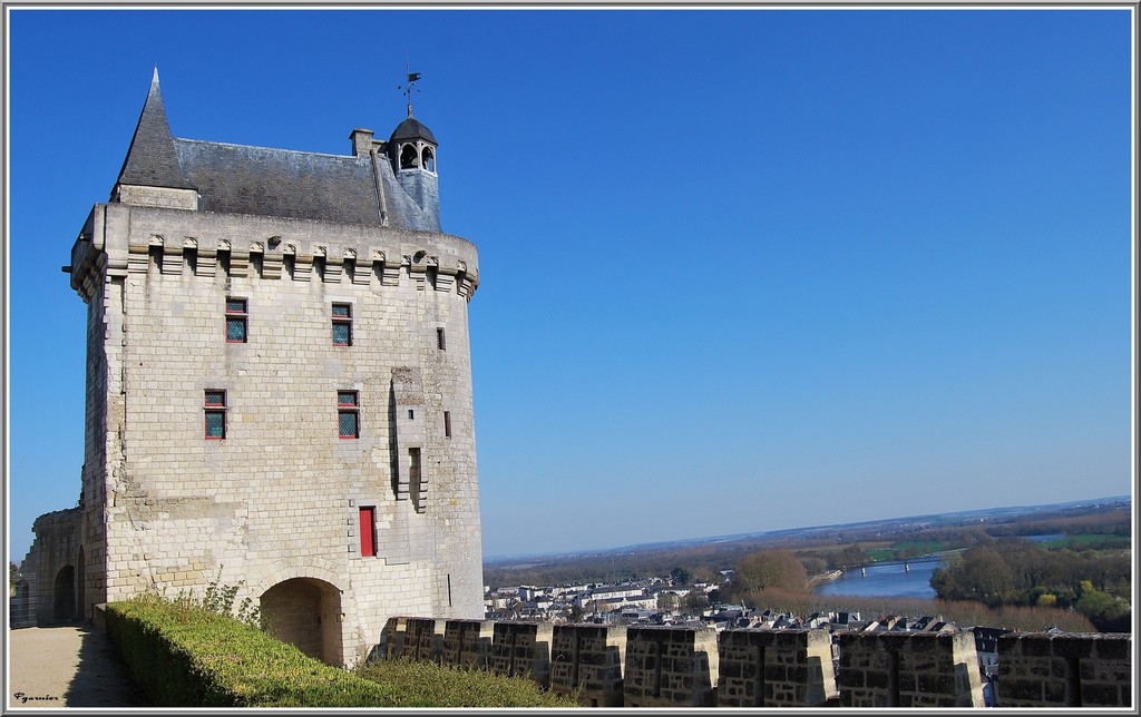 Fonds d'cran Constructions et architecture Chteaux - Palais La tour de l'horloge. (chteau de Chinon)